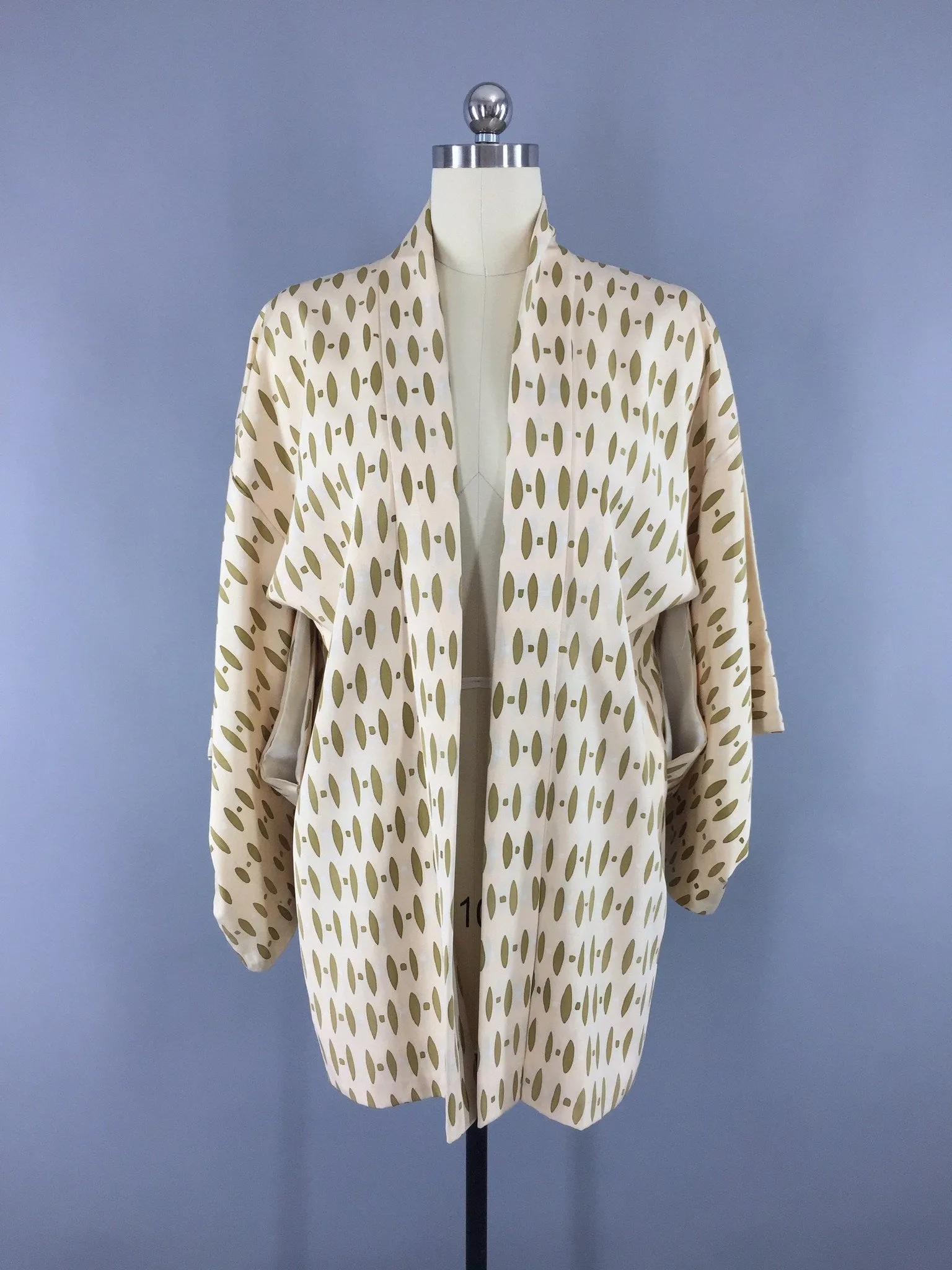 1960s Vintage Silk Haori Kimono Cardigan Jacket with Ivory and Olive Green Mod Print